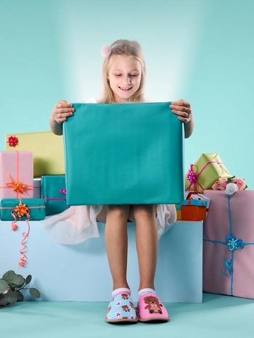 Lifestyle foto Živahni otroški copati Medvedek